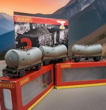 Boxed Hornby R6153A Set of 3 VEE Weathered Cement Tankers Tank Wagons OO Gauge 