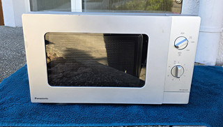 Panasonic NN SM23QM Mikrowelle freistehend 23 L 800 W Drehregler Silber
