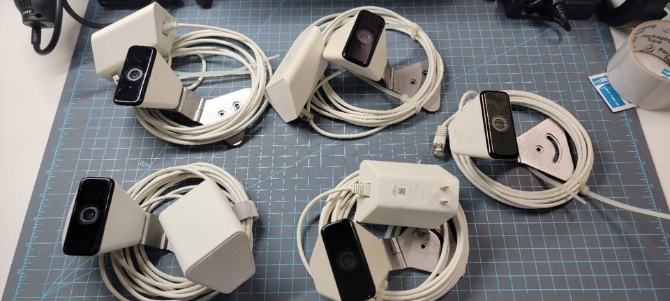 **Como está** Lote de cámara de vigilancia Xfinity XCAM 720p HD con adaptador de corriente XW3 Foto 2 de 4