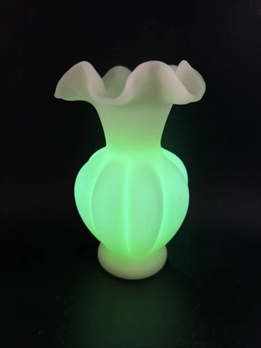 Fenton Satin Custard Glass Ruffled Edge Melon Vase Vtg Glows Green Uranium 5.5"