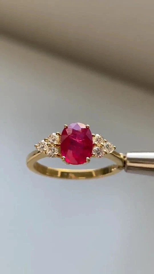 Anillo de aniversario de diamantes y rubíes naturales de corte ovalado de 2,54 quilates de oro amarillo de 14 k talla 8 Foto 2 de 4