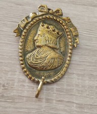 CHARLES VII porte-montre à suspendre en bronze doré de forme ovale 