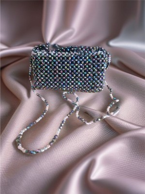 Clutch aus schwarzen facettierten Perlen