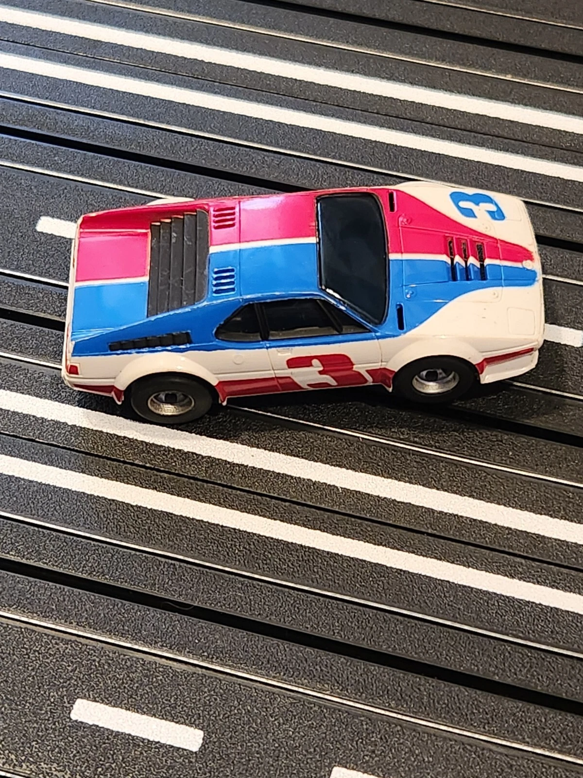 slot-car bmw m1 magnatraction runs 