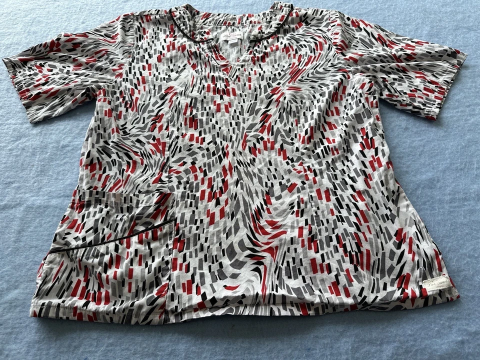 Blusa Médica Live Sweet Urbane para Mujer Talla M. Blanca con Patrón Geométrico Rojo y Gris Foto 2 de 4