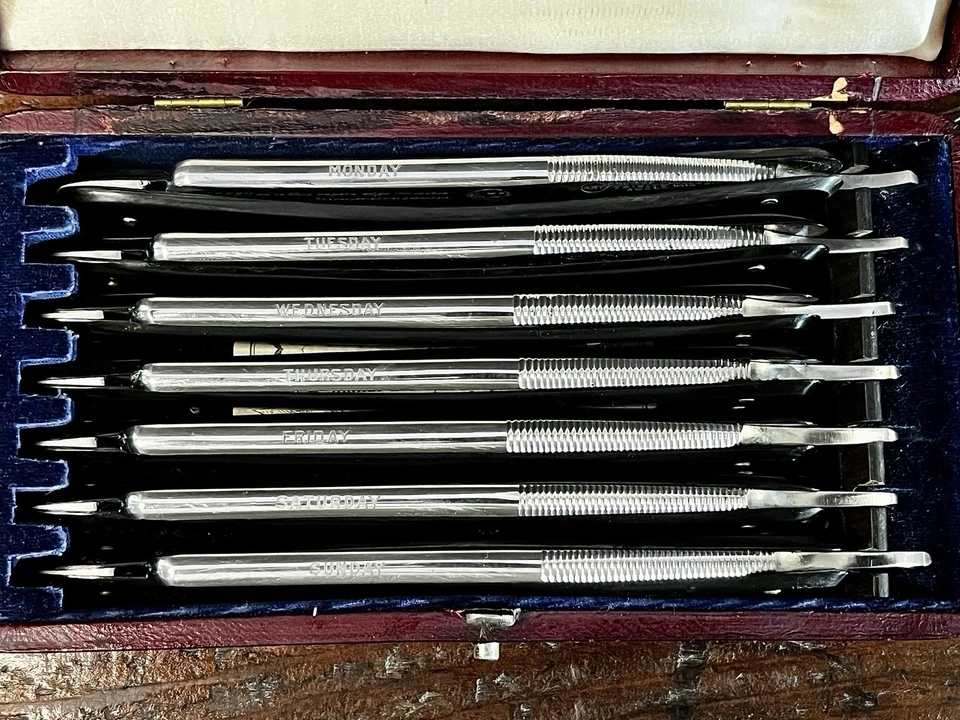 Maquinillas de afeitar rectas antiguas GEORGE BUTLER & Co. de 7 días + vitrina. Sheffield siglo XIX Foto 3 de 4