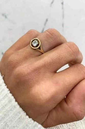 Anillo solitario de diamantes simulados de corte redondo de 1,00 quilates para mujer enchapado en oro amarillo de 14 quilates - Imagen 3 de 4