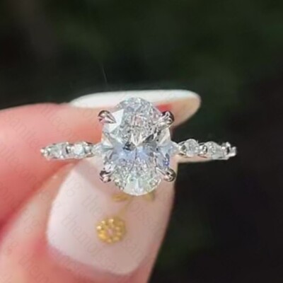 Verlobungsring 2,15 kt Ovalschliff Moissanit vier Krappen in 14 K Weißgold plattiert