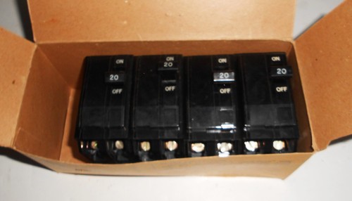 SQUARE D Q0220 20 AMP 2 POLE CIRCUIT BREAKERS BOX OF 4 - Picture 2 of 3