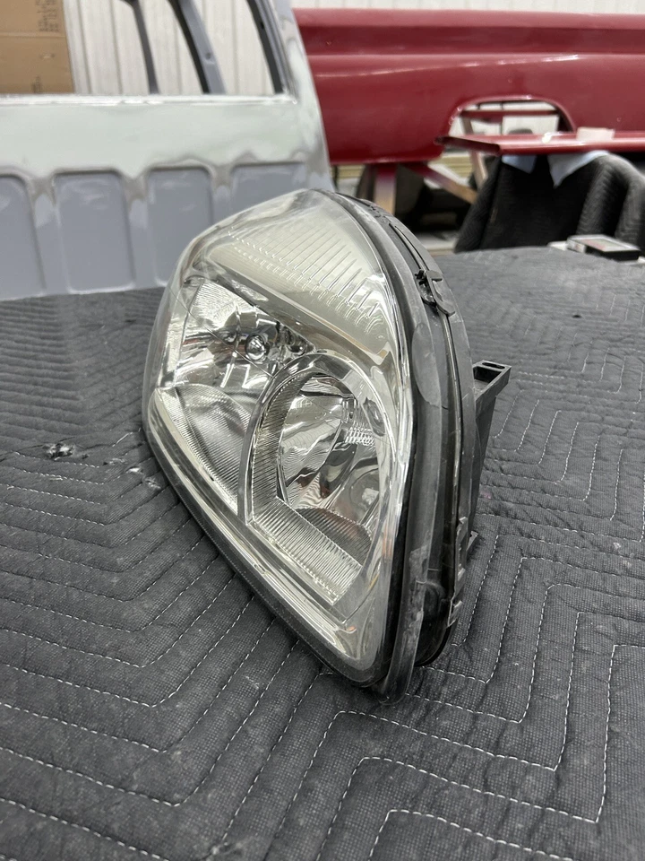 2005 Saturn Relay Front Right Headlight OEM - Image 3 of 4