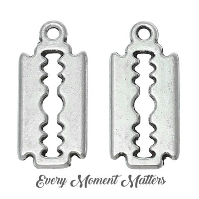 20 x Tibetan Silver RAZOR BLADE PUNK GOTHIC 3D PEAKY BLINDERS 17mm ...