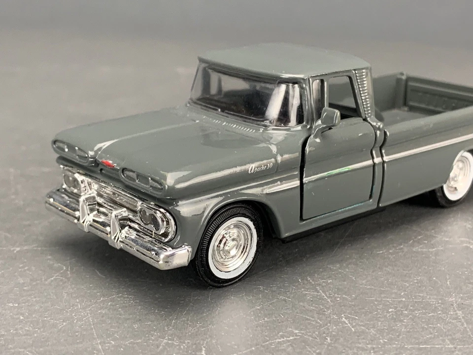 Camioneta Chevy Apache 10 1961 Die-Cast Road Champs gris D1386 1:43 Foto 2 de 4
