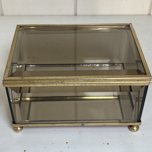 Beveled Glass And Brass Glass Mirrored Trinket Box Footed 3” H Hinged Lid Opens - Afbeelding 1 van 15