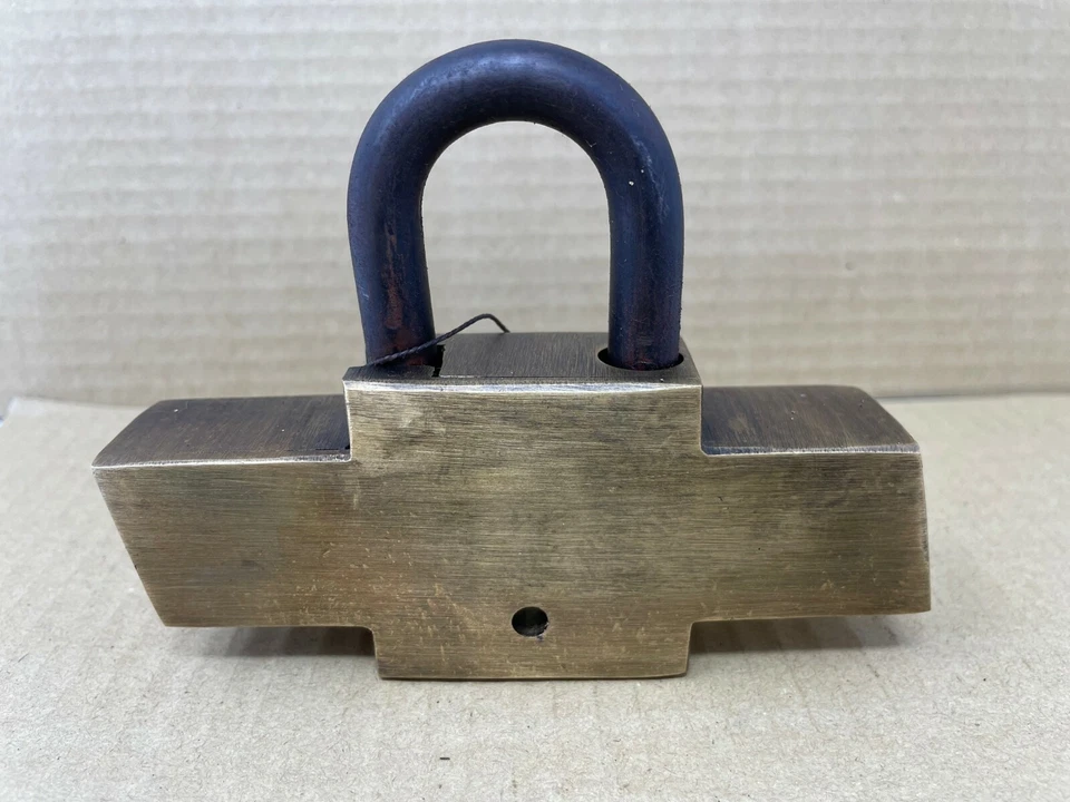 Chevrolet Large Brass lock Chevy Logo Shape padlock with 2 keys - Image 4 of 4