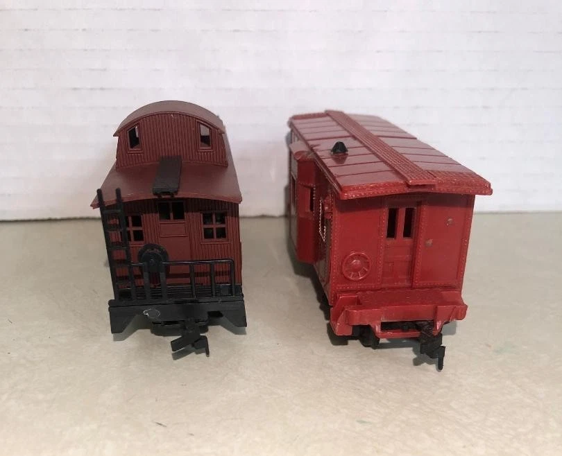 Marx 3903 Union Pacific  + A.H.M. 1035 A.T & S.F. Caboose Train Vtg HO lot of  2 - Image 3 of 4
