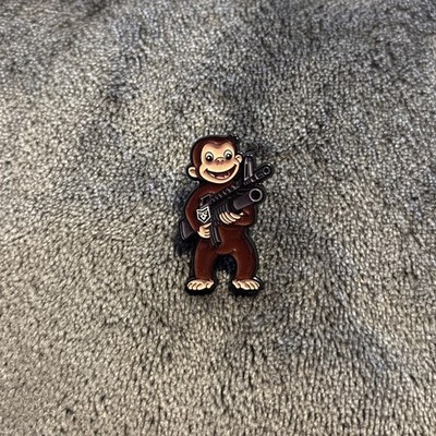 Curious George With Gun Metal Emaille Pin Anstecker TV Affe Tier Pin Brandneu