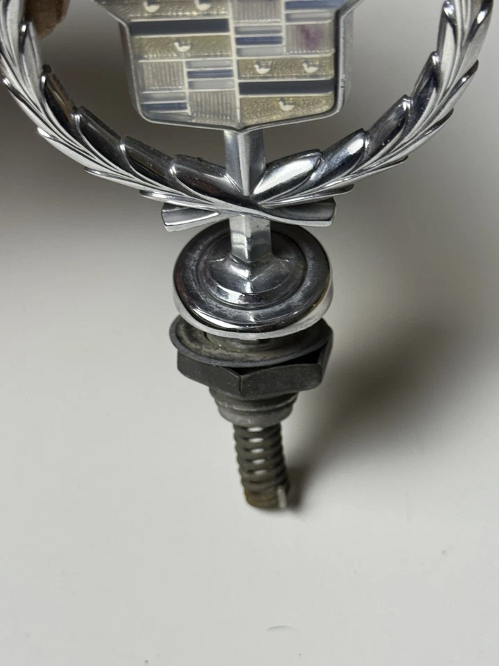 Cadillac Deville Fleetwood 1985-93 OEM GM capó adorno  Foto 3 de 4