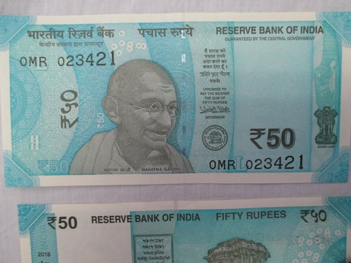 INDIAN Fifty RUPEE Note Bank Bill MAHATMA Gandhi BILL Blue 50 RUPEE Uncirculated - 第 2/2 張圖片