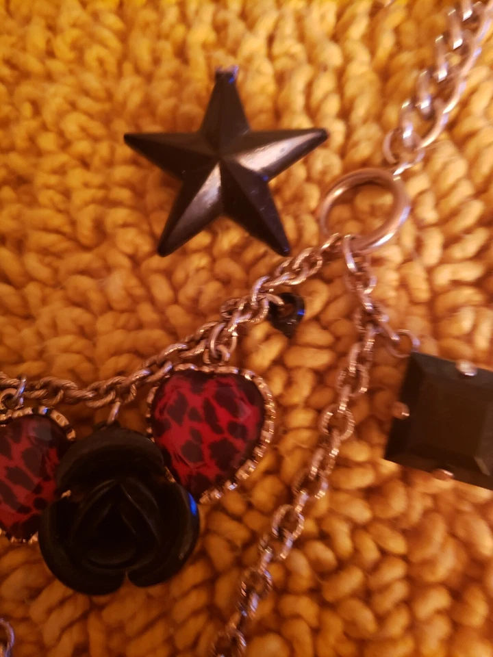 Collar Betsey Johnson Vintage Estampado Leopardo Rojo Lucite Corazón Rosa Negra Estrella Foto 4 de 4