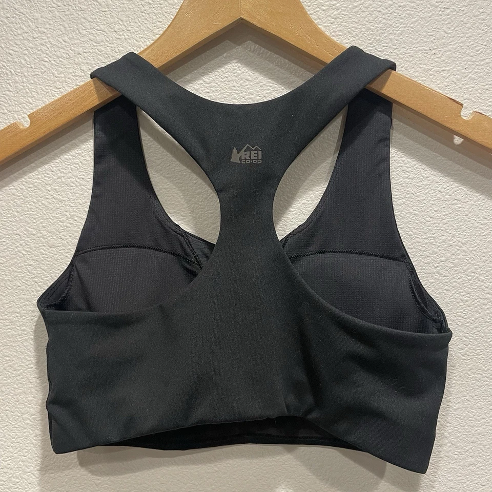Sujetador deportivo REI cooperativo para mujer negro Active Pursuits acolchado espalda deportiva MEDIANO Foto 2 de 4