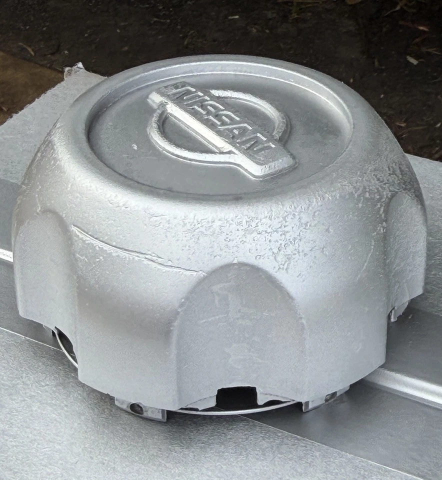 Nissan Frontier Xterra 1998-2004 tapa central plateada buje 40315-7Z100 clip roto Foto 2 de 4