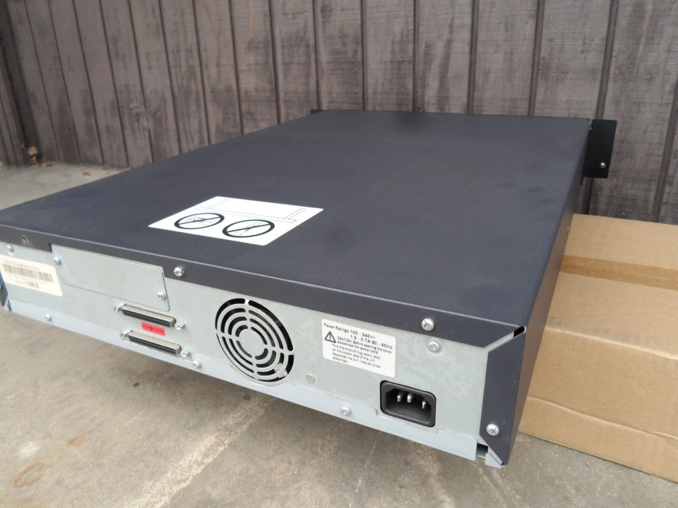 Dell PowerVault PV122T 122T Ultrium2 LTO2 Auto Loader (NO-BCR) Y9949 YC945 YC943 - Image 3 of 4