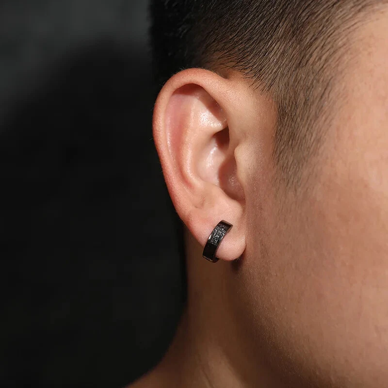 Pendientes tipo argolla de diamantes negros creados de corte redondo de 2 quilates para hombre enchapados en negro de plata de 14 k Foto 4 de 4