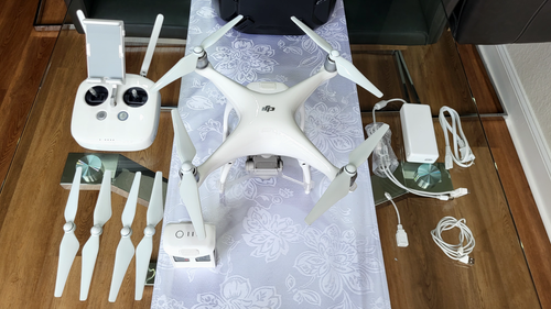 DJI Phantom 4 Drone (4K) Drone, Remote, Battery, Charging Dock, Props, Hard Case