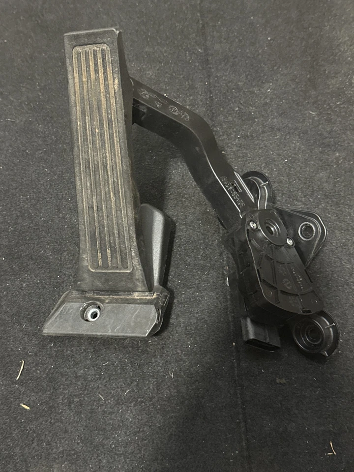 2014-2019 Kia Soul Accelerator Gas Pedal Assembly OEM 35190-2DCOO - Image 2 of 4