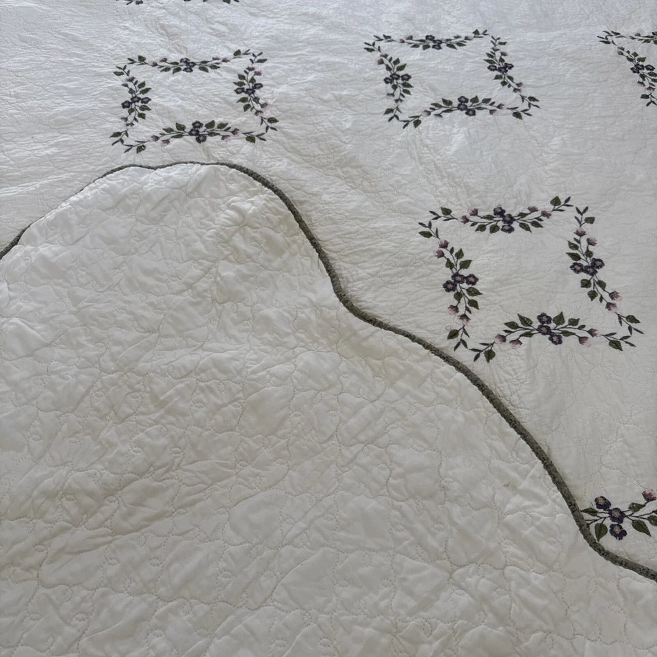 Embroidered Quilt King Size Scalloped Edge White Floral Coverlet Roses Cotton - Image 4 of 4