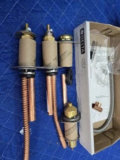 Delta R4707 Brass 2-handle Deck-mount Roman Mid-arc Bathtub Faucet Valve