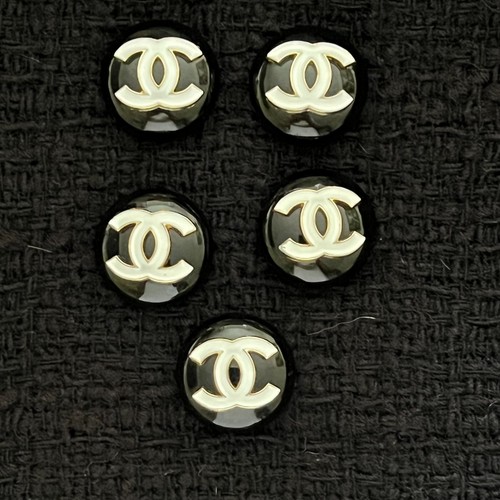 Auth CHANEL Vintage-style set of 5 black and white buttons 25mm set of 5