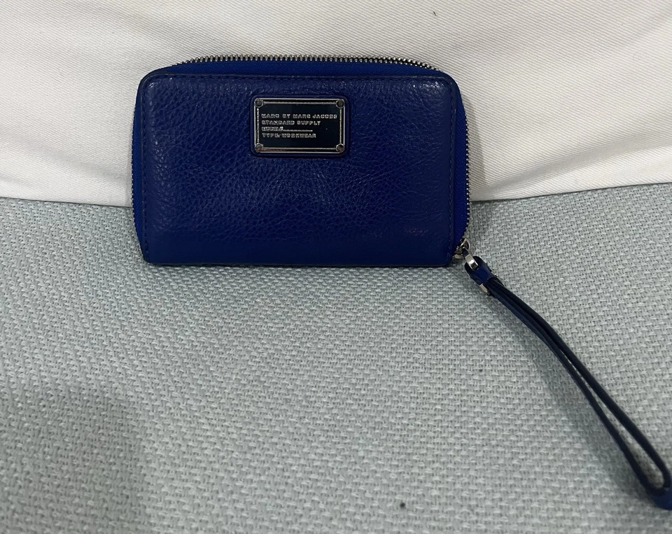 Estuche para tarjetas monedero Marc Jacobs azul marino, usado Foto 2 de 4