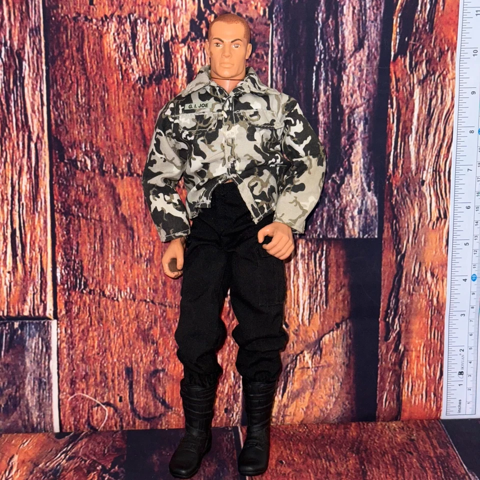Boneco de ação vintage GI Joe escala 1:6 com roupa calça preta camuflada cinza - Imagem 3 de 4