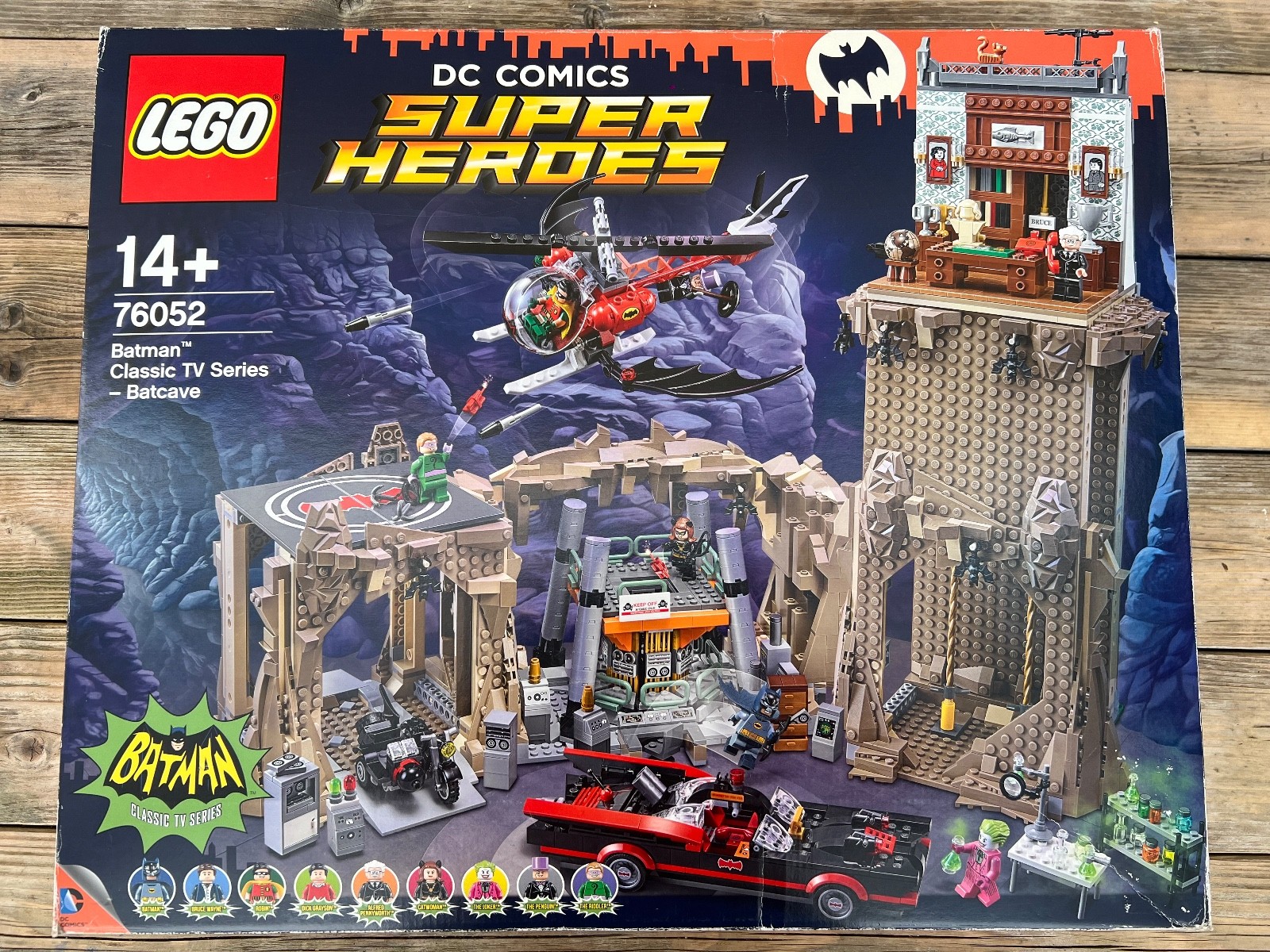 LEGO 76052 Batcave Batman avec figurines DC Comics premium et véhicules cultes