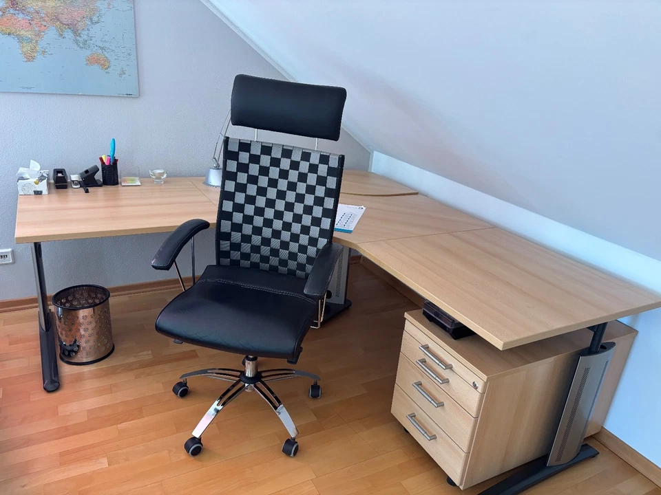 Schreibtisch mit Rollcontainer und Stuhl