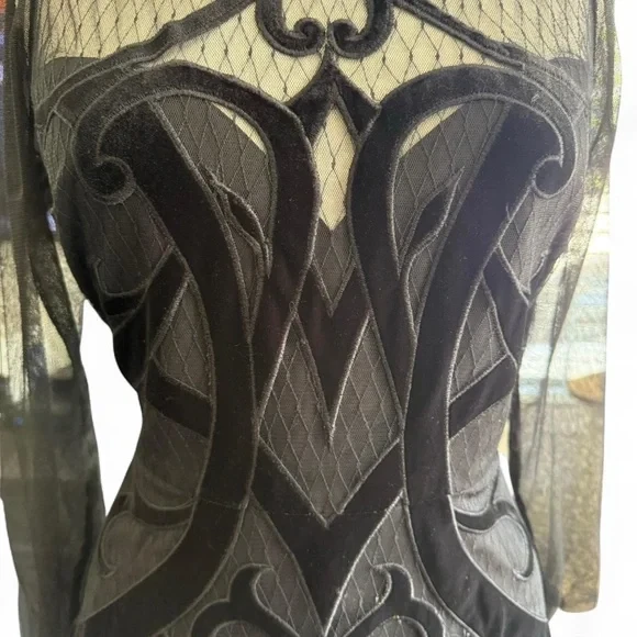 Vestido midi BCBGMAXAZRIA aplique de veludo (tamanho 12) - Imagem 3 de 4