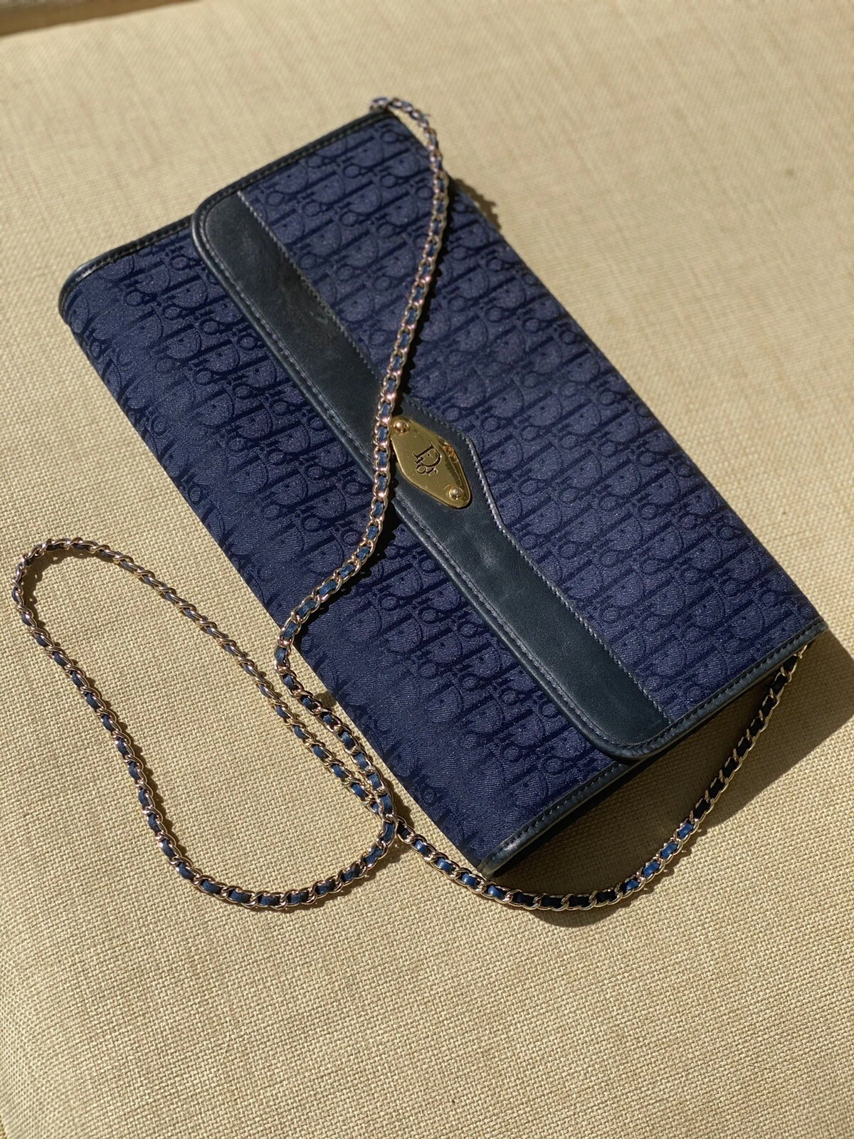 pochette trotteur chrétien dior avec logo et sangle chaîne bleu marine