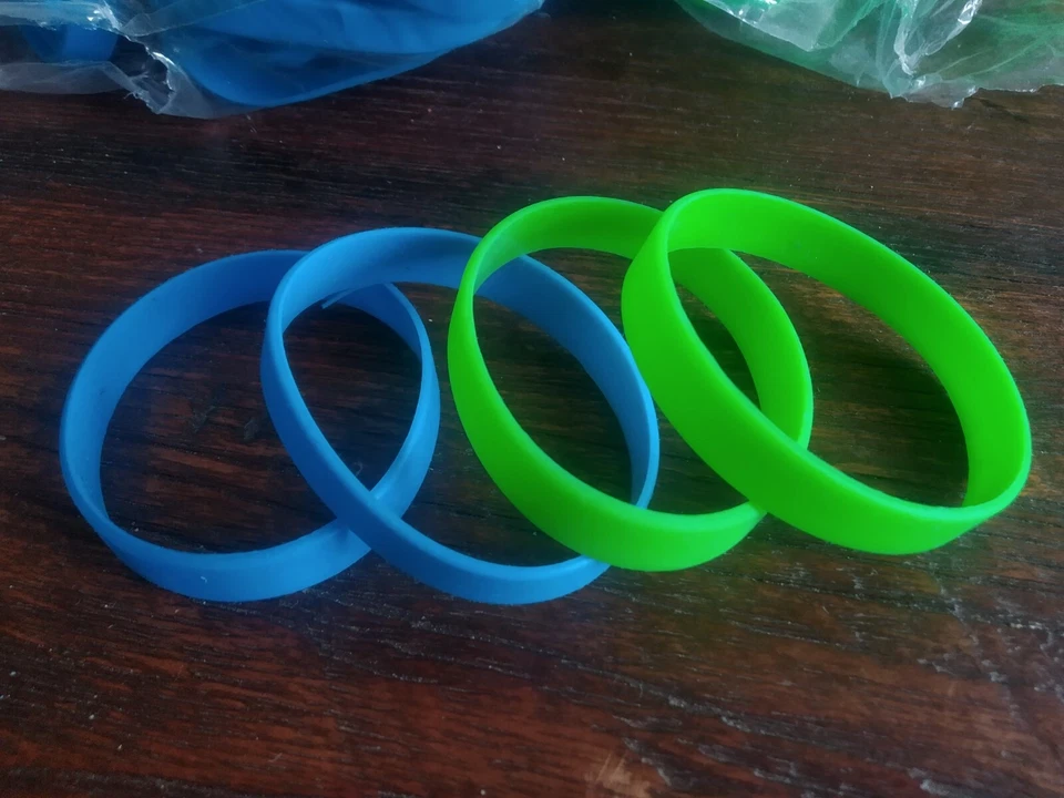 Bracelets en silicone sans impression - adulte - vert ou bleu - Photo 1/3