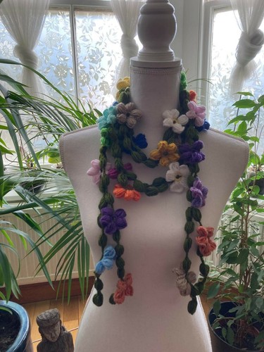 Gehäkelte ausgefallene geblümte Pastellfarben Halskette / Muttertag Handarbeit Halskette - Bild 1 von 5