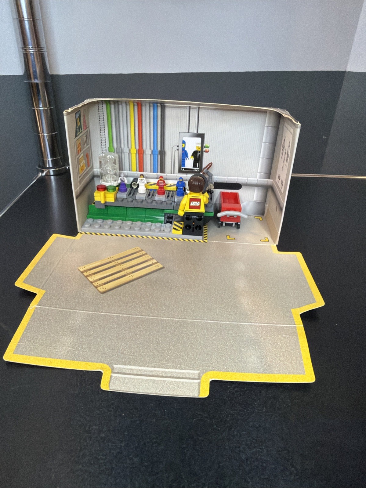 LEGO Minifigure Factory 5005358 Pre Build Complete with Mini