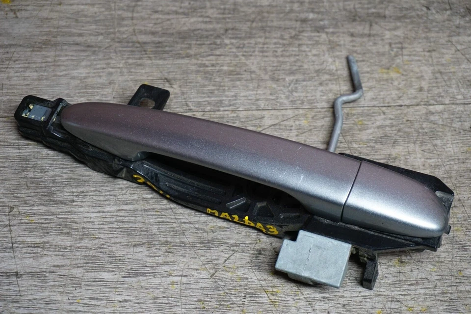 PLATA 2010-2011 MAZDA 3 I SEDÁN TRASERO DERECHO EXTERIOR MANIJA DE PUERTA CON SOPORTE OEM Foto 2 de 4