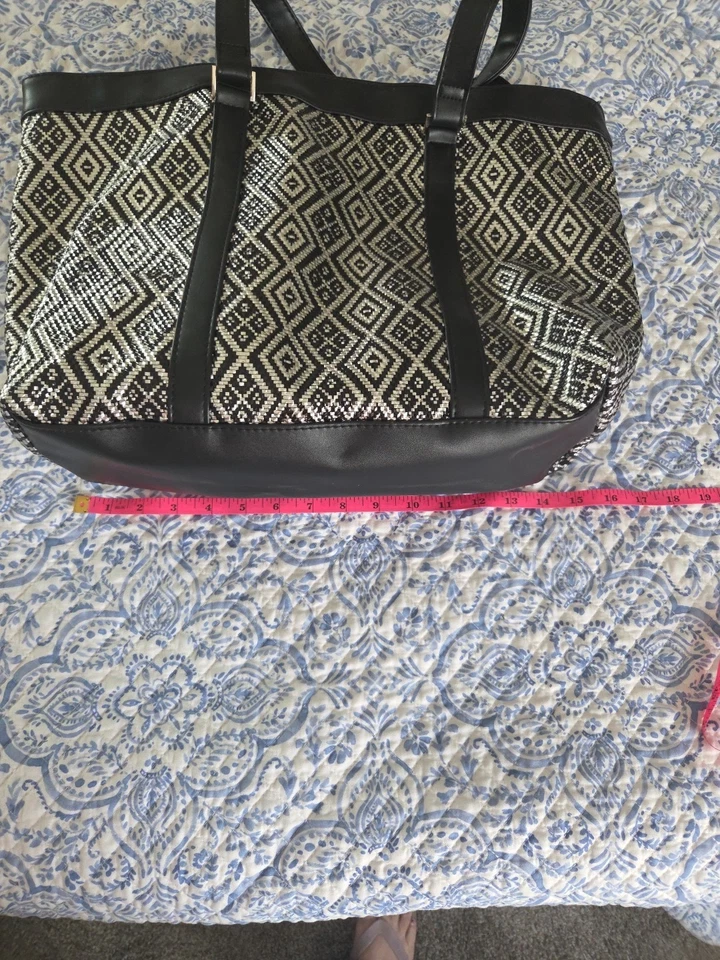 Bolso de hombro Signature Club a Tote plateado negro con textura geométrica Foto 4 de 4