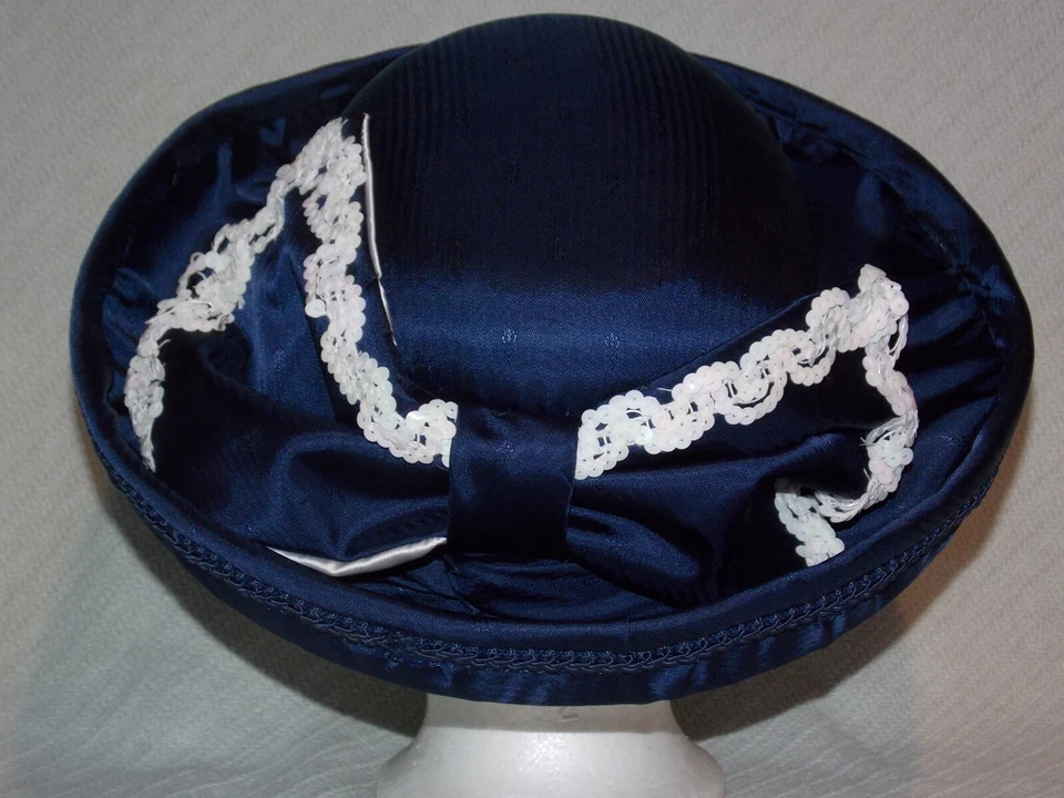 Sombrero DerbyChurch de tela blanco azul marino hecho a mano por Clellie de los años 80 vintage para dama Foto 3 de 4
