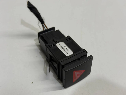 Schalter für Warnblinkanlage gebraucht VW Polo 9N1 1,2L 2002 6Q0953235A