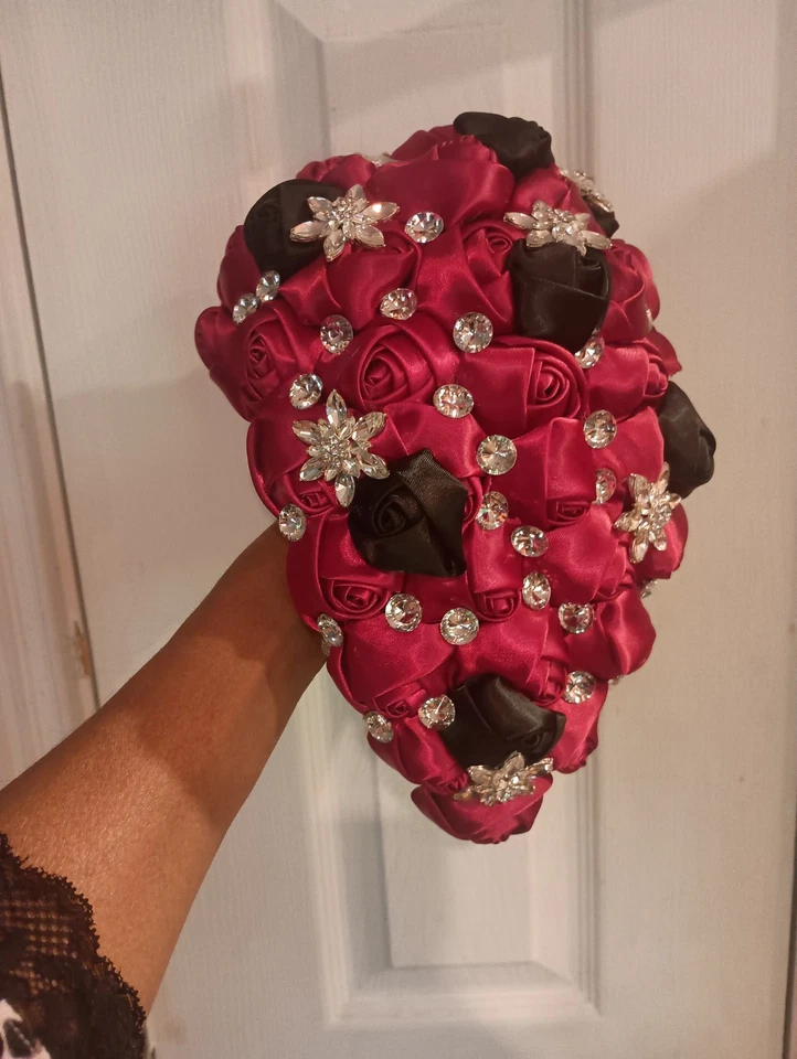 Ramo de novia rosa satinado rojo y negro, cascada con pedrería plateada Foto 3 de 3