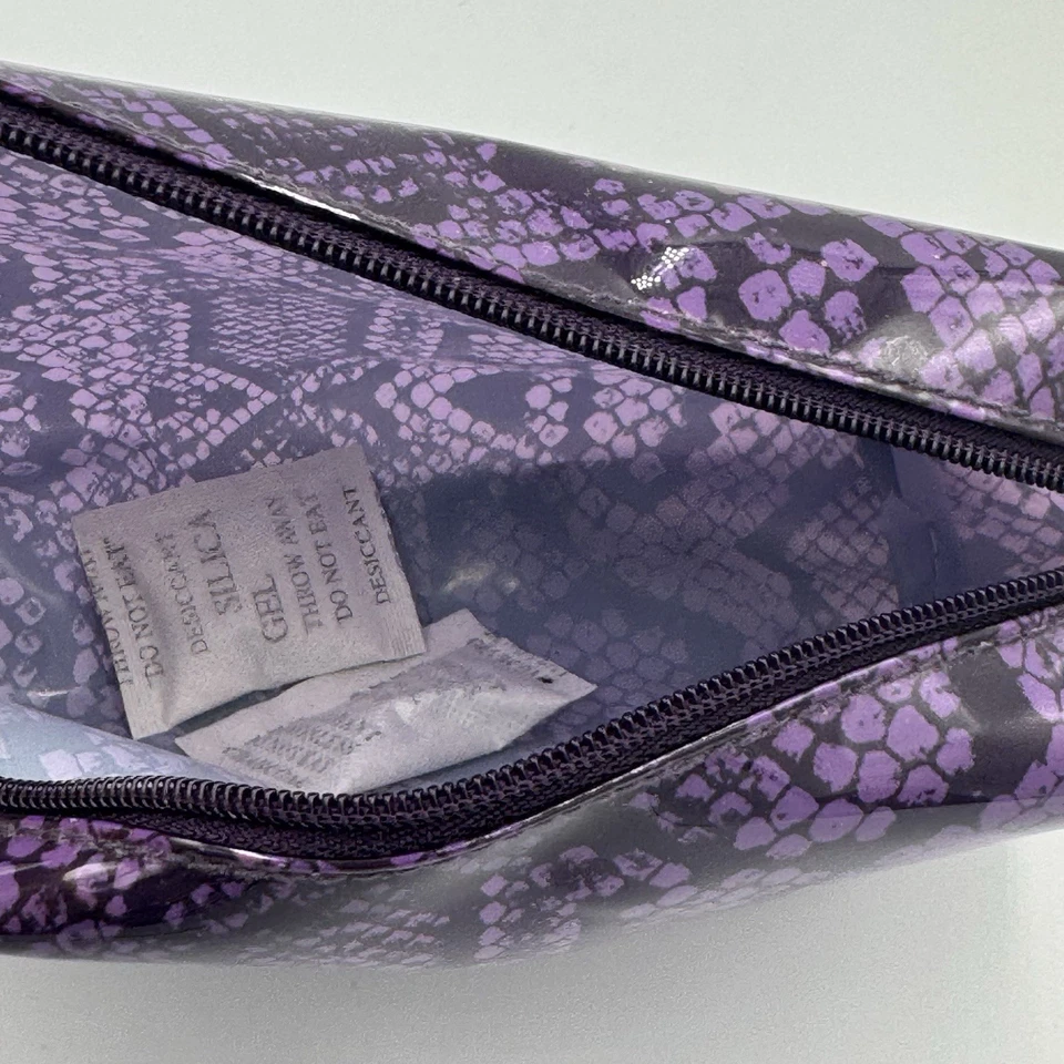 Bolso de Cosméticos Estee Lauder Púrpura Estampado Animal Piel de Serpiente Cremallera Logo Foto 3 de 4