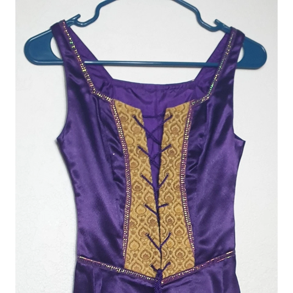 Vestido medieval renacentista para mujer S púrpura satinado detalles dorados asimétrico  Foto 3 de 4