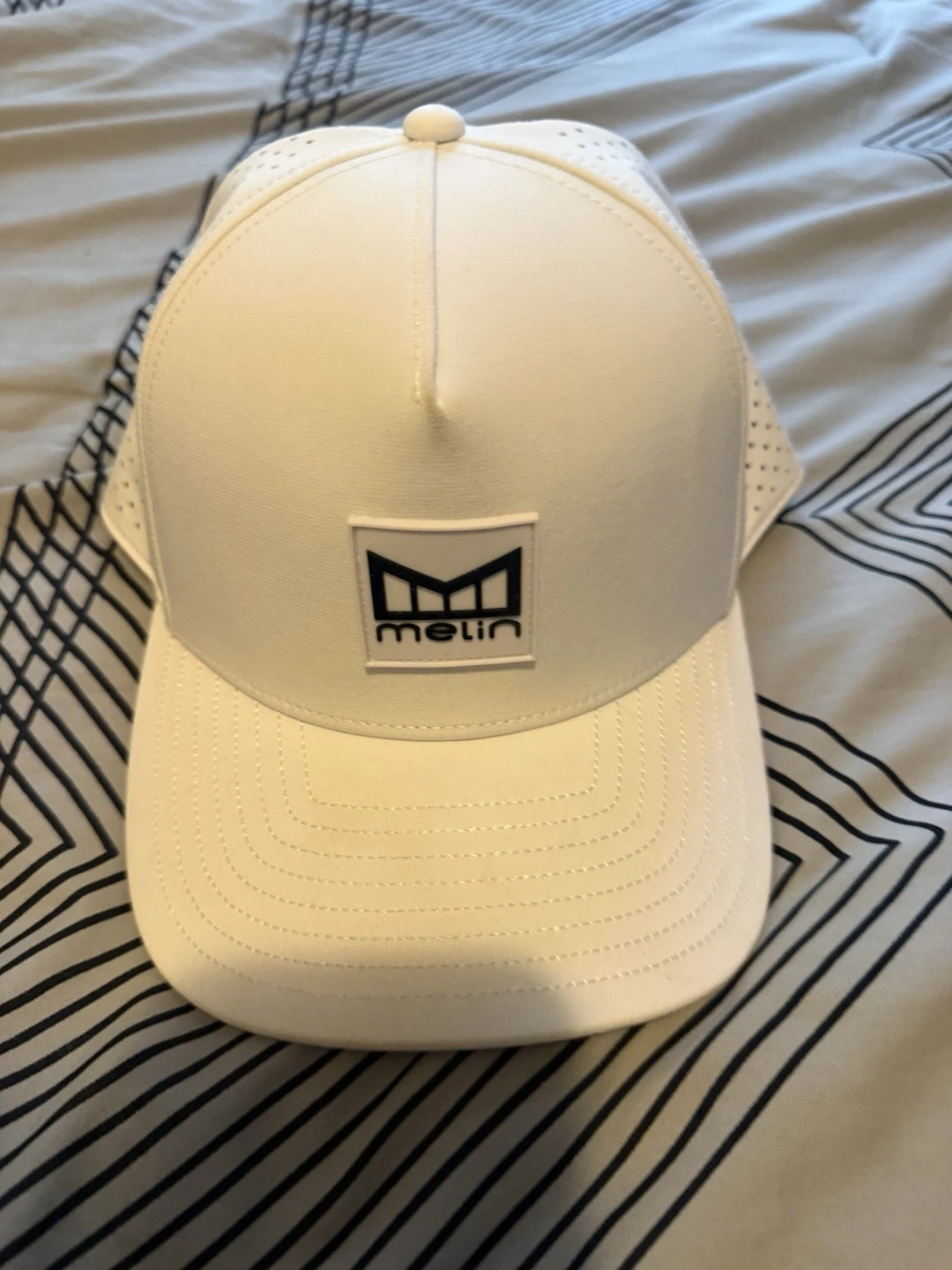 Melin Odyssey Stacked Hydro SnapBack Hat White- Size Classic - FULLY CLEANED!
Opens in a new window