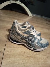asics gel kayano 14  bleu ciel jamais porté avec sa boite négociable